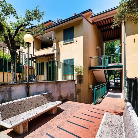 Guesthost - Bright With Garden *