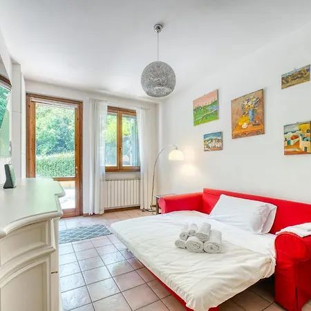 Guesthost - Bright With Garden Apartman