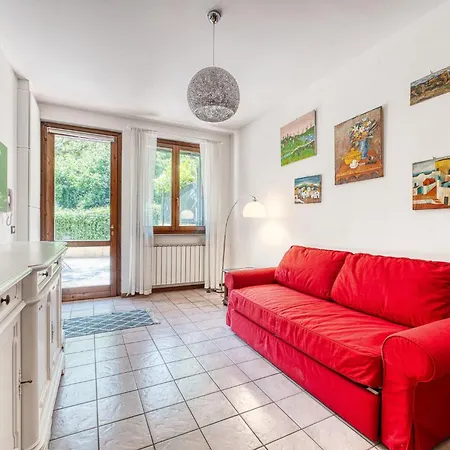 Guesthost - Bright With Garden Apartman