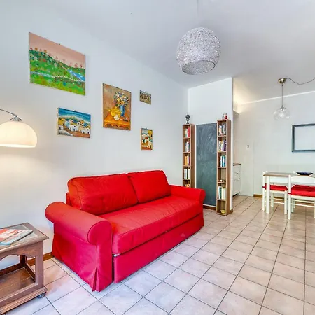 Guesthost - Bright With Garden