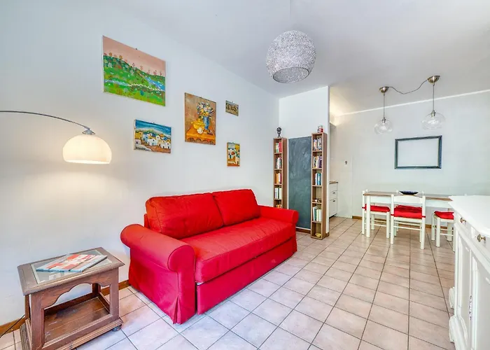 Guesthost - Bright With Garden